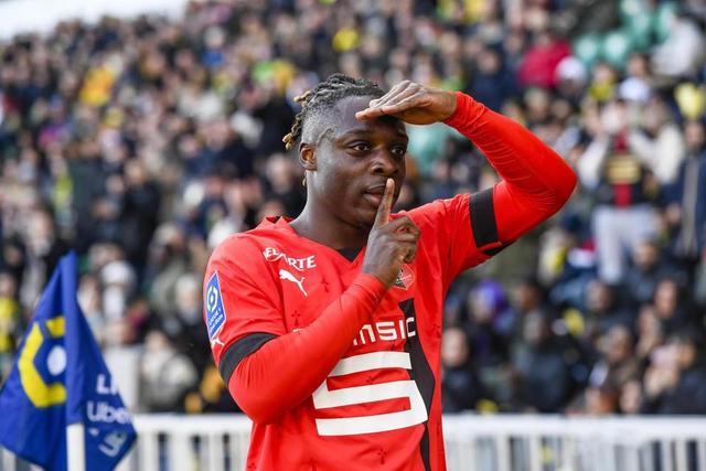 里昂中场传控精准,打破对手铁桶防线的简单介绍 里昂中场传控精准,打破对手铁桶防线的简单介绍