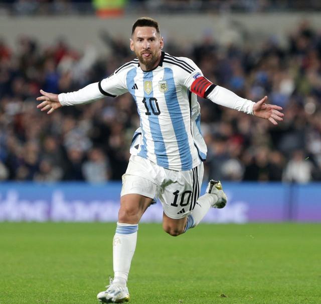 梅西代表国家队出场，球迷期待英雄归来的简单介绍