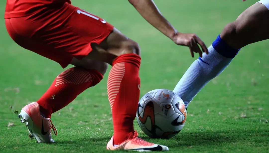 教练组织训练,严格要求球员注意细节 教练组织训练,严格要求球员注意细节