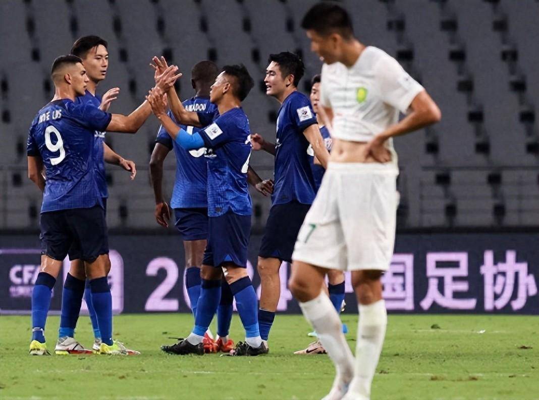 比赛中出现争议判罚，裁判遭到质疑