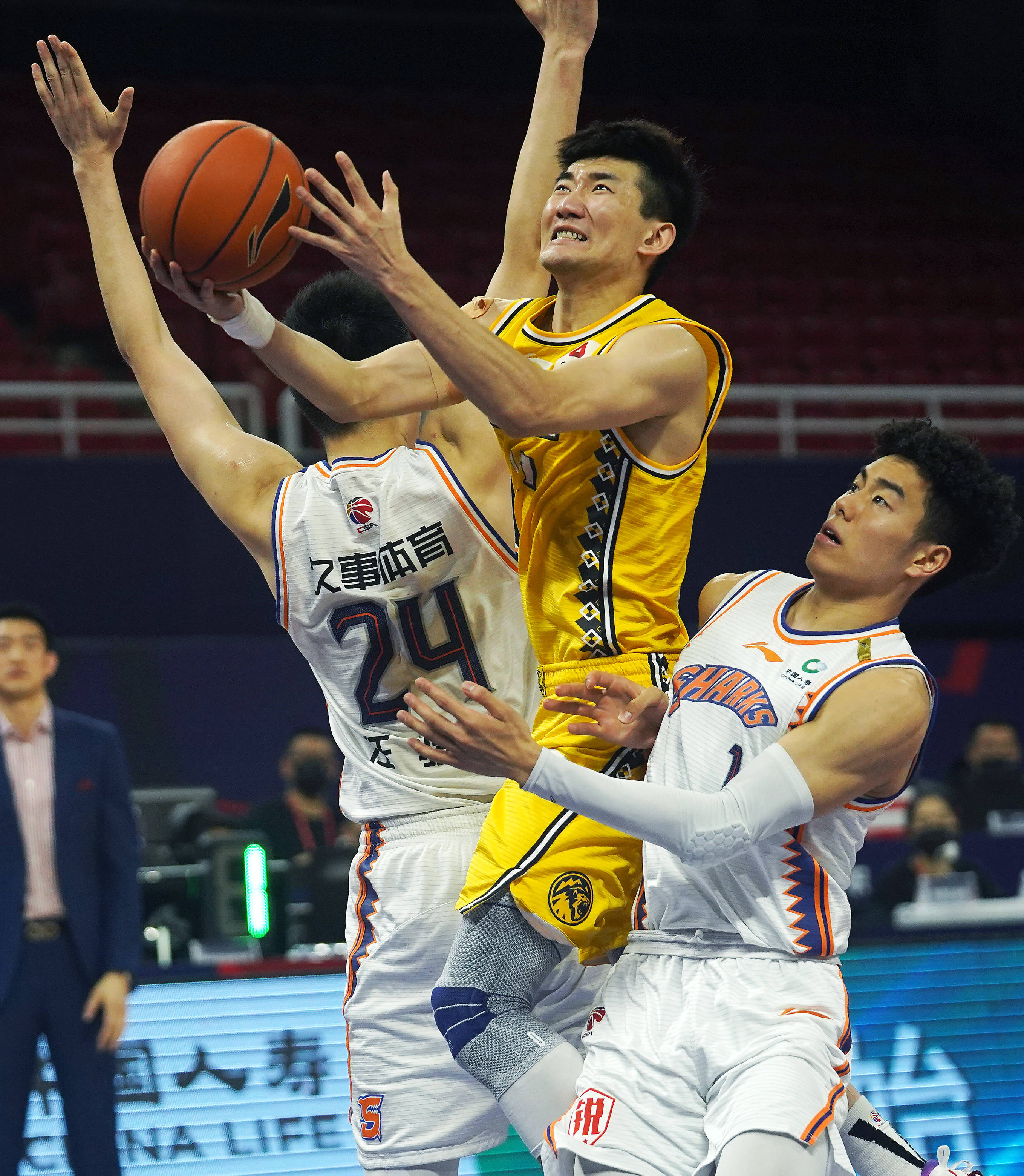 篮网队领先一步,成功挺进总决赛 篮网队领先一步,成功挺进总决赛