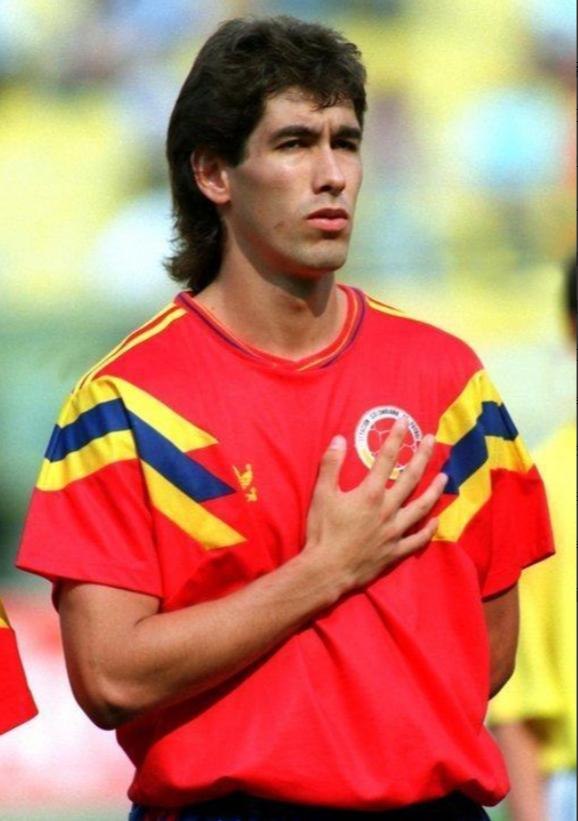 哥伦比亚后卫遭受报复性犯规被罚下场