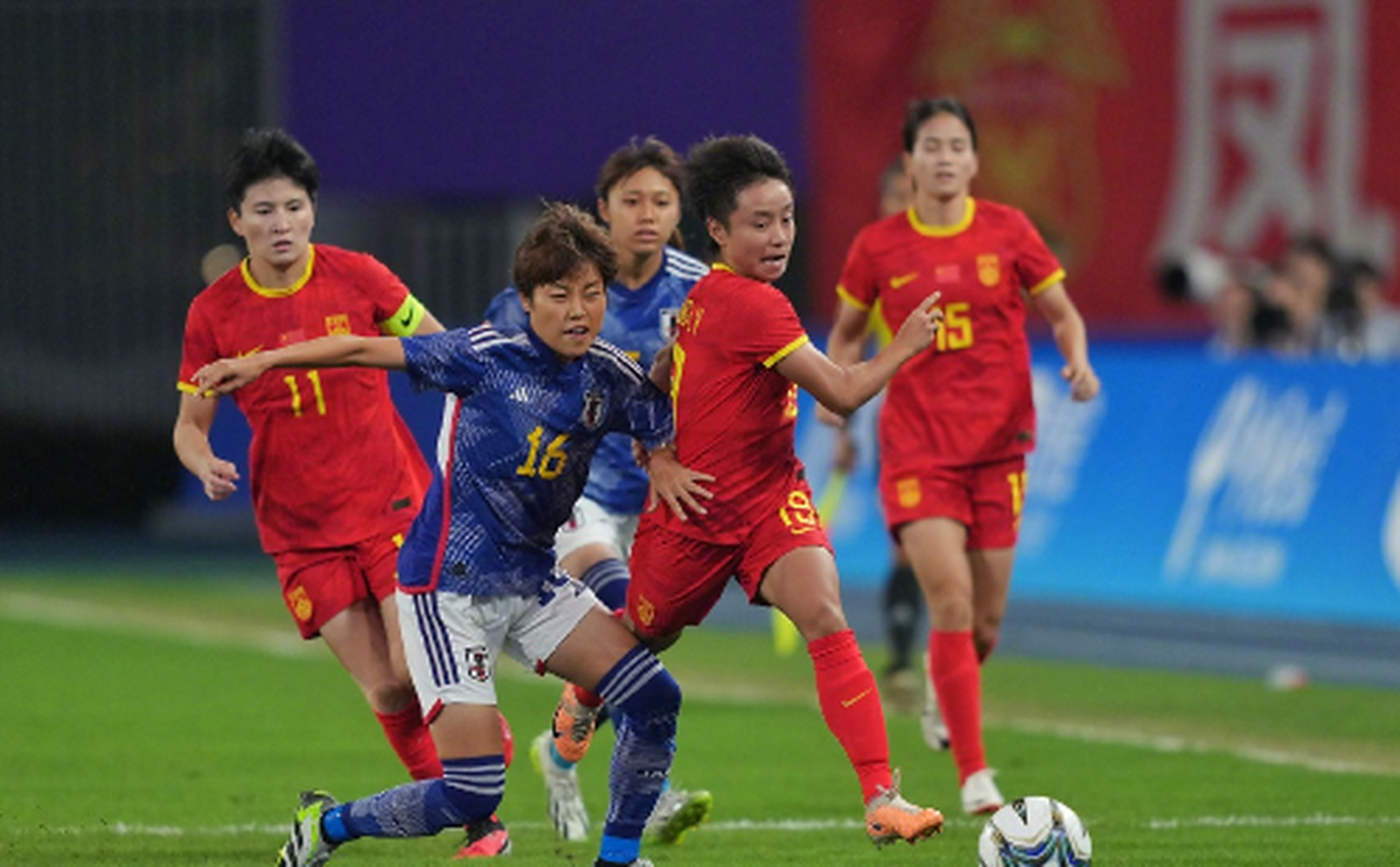 包含历史性胜利：女足队员奋力拼搏，成功逆转比赛的词条