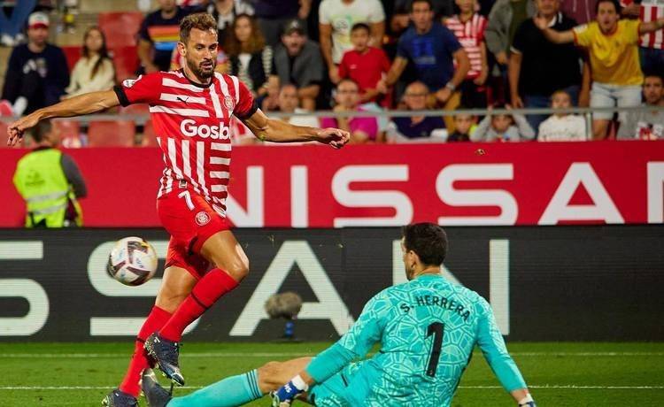 关于皇家社会客场惨败比利亚雷亚尔，遭遇连败的信息