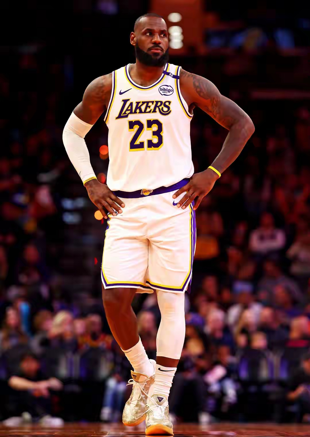 包含勒布朗-詹姆斯连续9场比赛得分30+，湖人压哨绝杀国王的词条