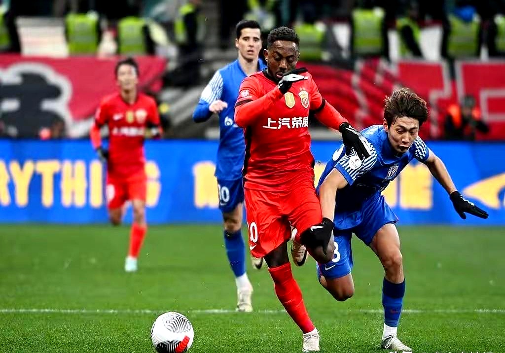 三亿体育体育下载-紧张激烈！场上球员越战越勇展现顽强精神的简单介绍