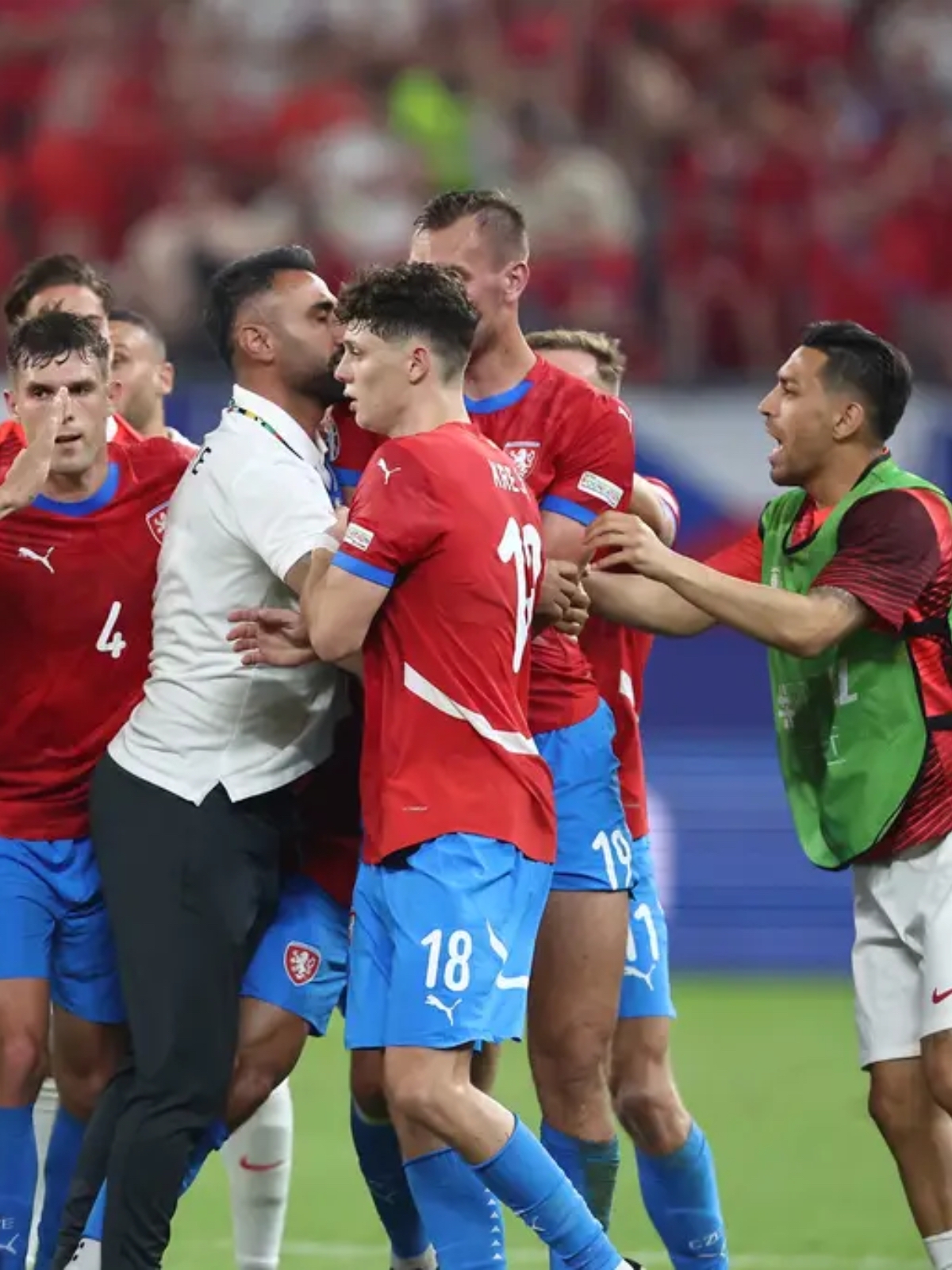 关于捷克-击败荷兰，取得欧洲杯小组赛两连胜的信息